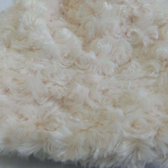 Beautiful hat in faux fur with rosettes - Picture 2 of 6